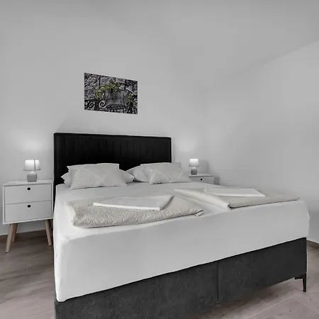 Irena With Heated Pool And Sea View Feriehus