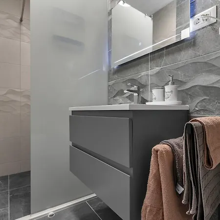 Irena With Heated Pool And Sea View Feriehus