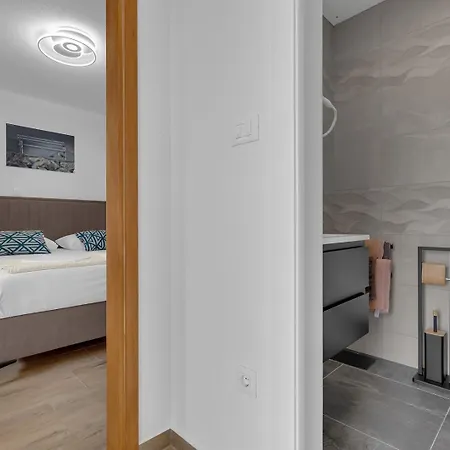 Irena With Heated Pool And Sea View بيت للعطل *