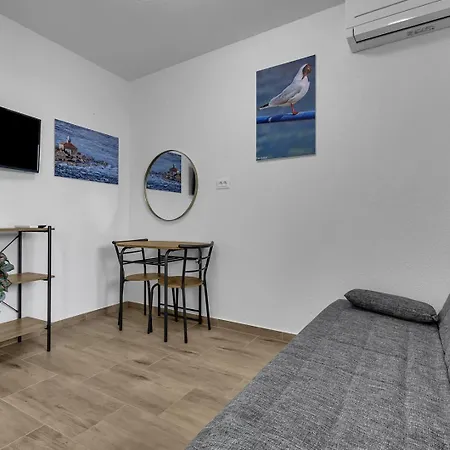 Irena With Heated Pool And Sea View بيت للعطل *