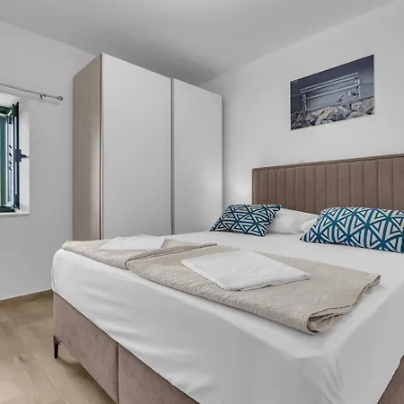 بيت للعطل Irena With Heated Pool And Sea View ماكارسكا