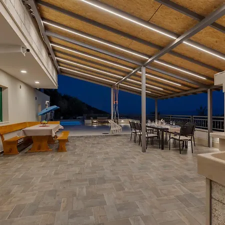 بيت للعطل Irena With Heated Pool And Sea View ماكارسكا