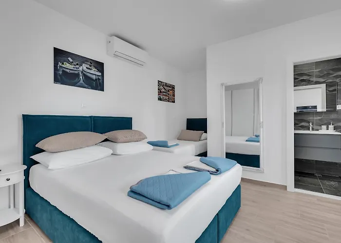 Vakantiehuis Irena With Heated Pool And Sea View Makarska