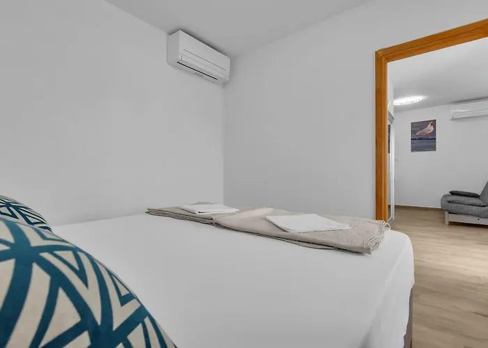 Irena With Heated Pool And Sea View Vakantiehuis