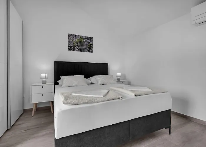 Irena With Heated Pool And Sea View Vakantiehuis