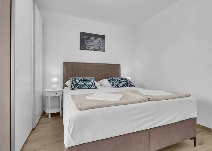 Nyaraló Irena With Heated Pool And Sea View *