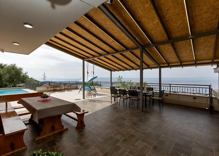 Vakantiehuis Irena With Heated Pool And Sea View Makarska