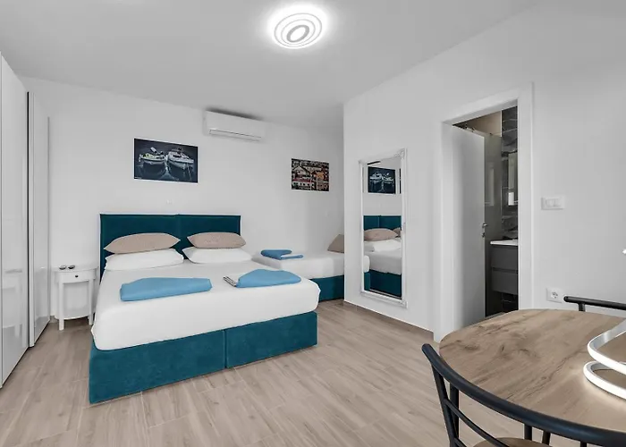 Irena With Heated Pool And Sea View Vakantiehuis