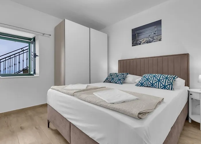 Nyaraló Irena With Heated Pool And Sea View Makarska