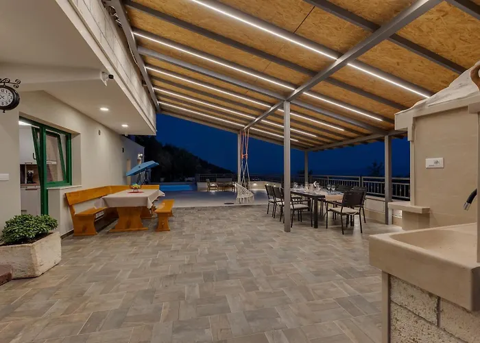 Vakantiehuis Irena With Heated Pool And Sea View Makarska