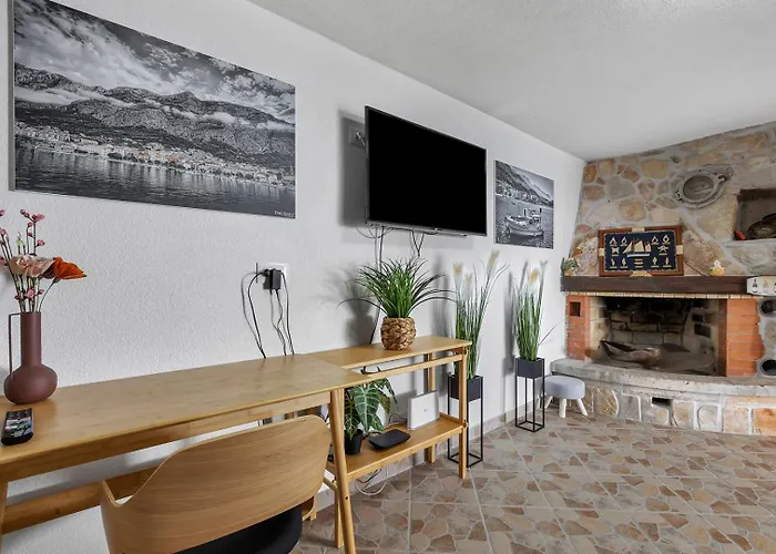 Vakantiehuis Irena With Heated Pool And Sea View Makarska