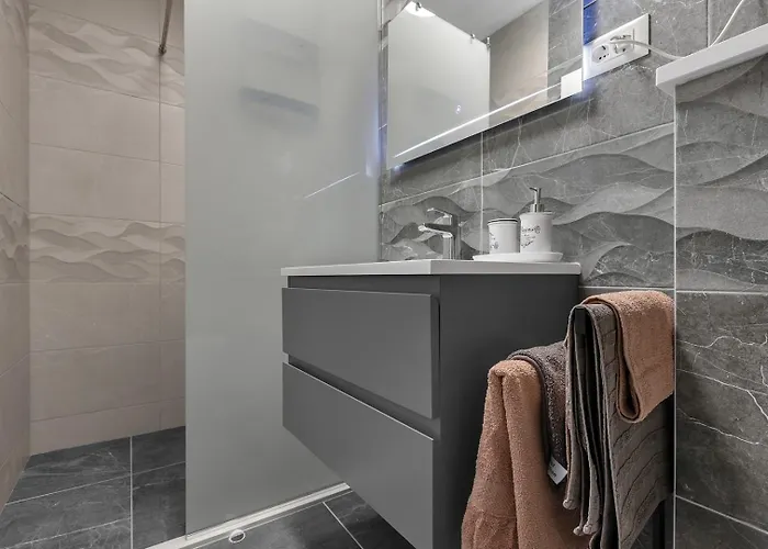 Irena With Heated Pool And Sea View Vakantiehuis