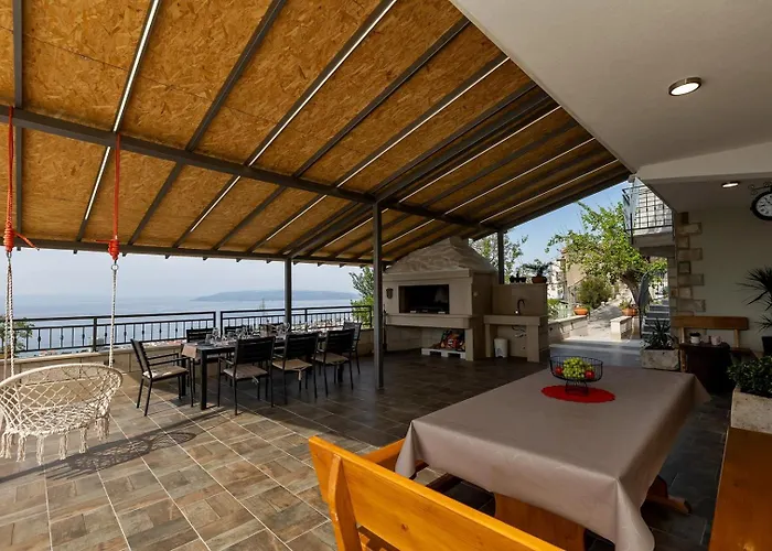 Irena With Heated Pool And Sea View Vakantiehuis